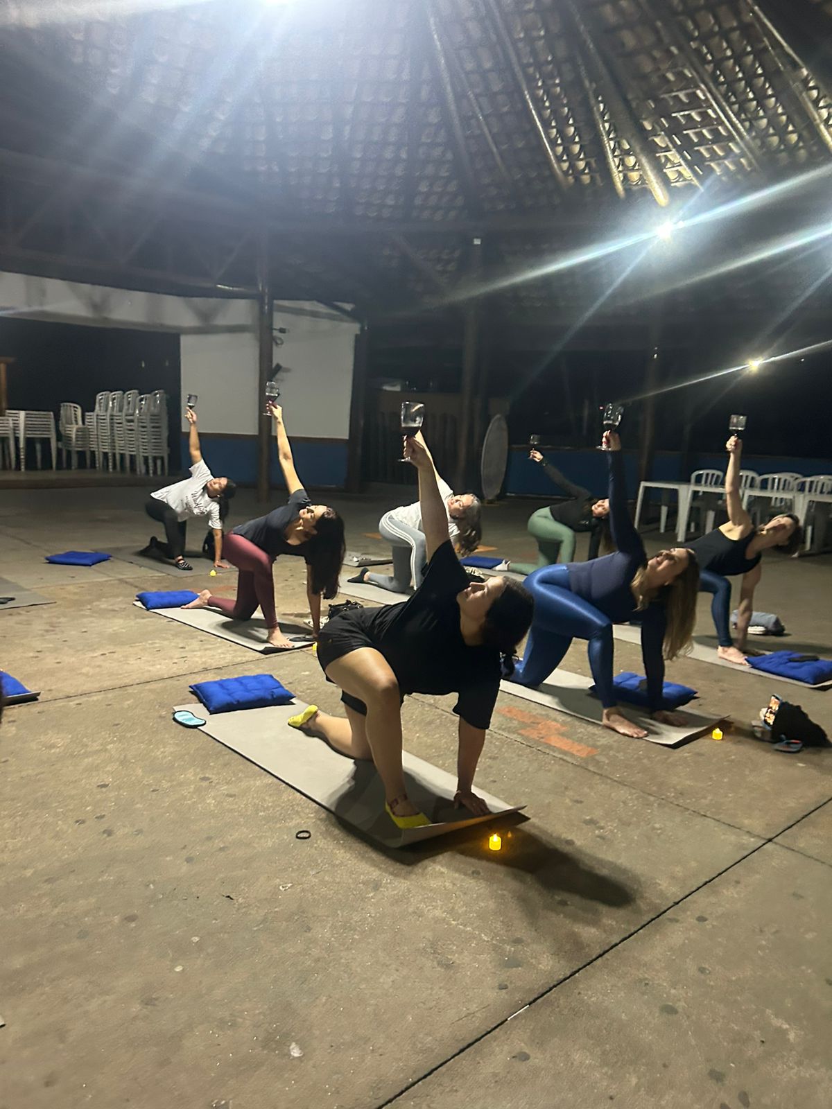 Mulheres em prática WineYoga