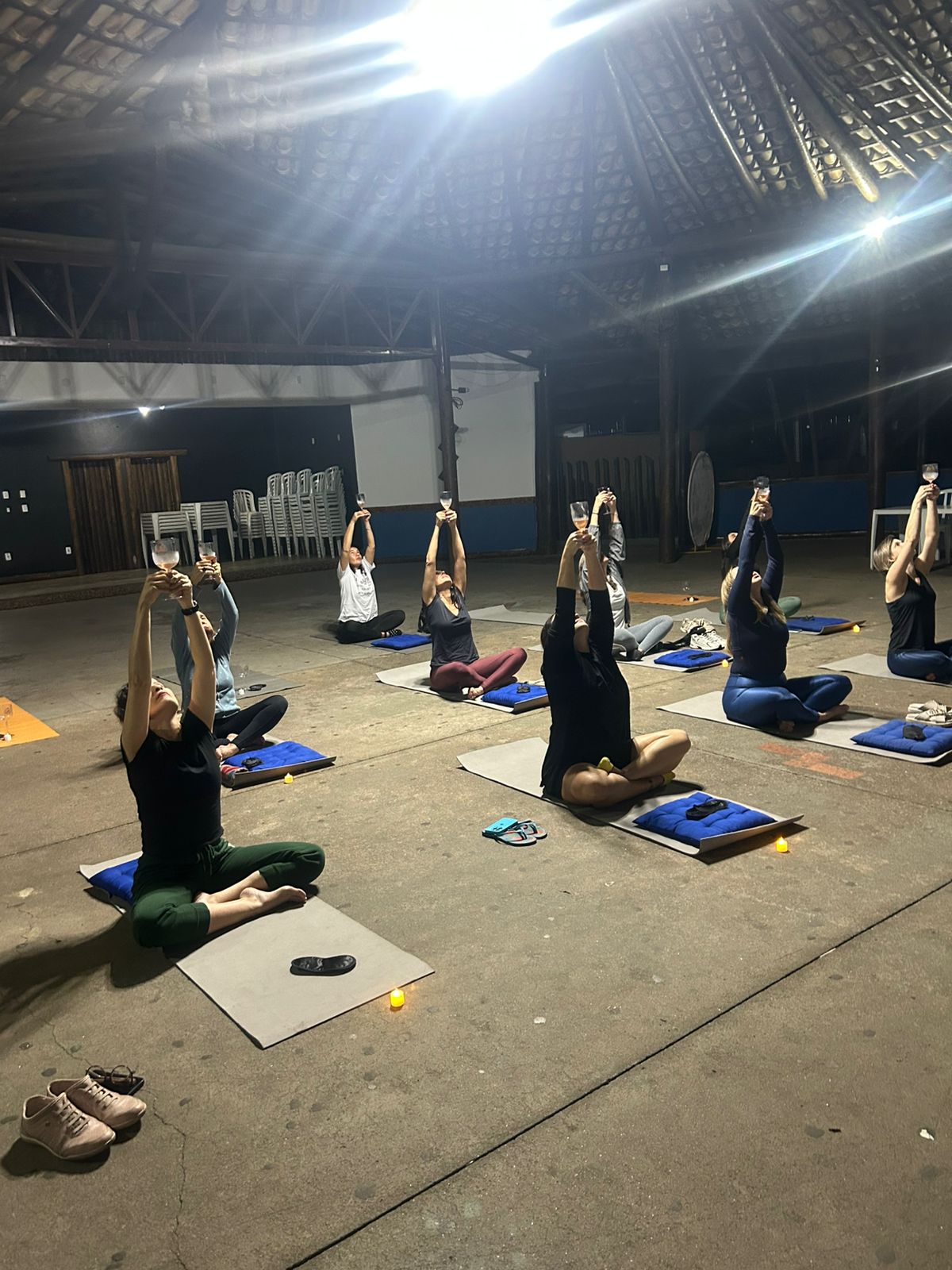 Brinde coletivo em pose de yoga