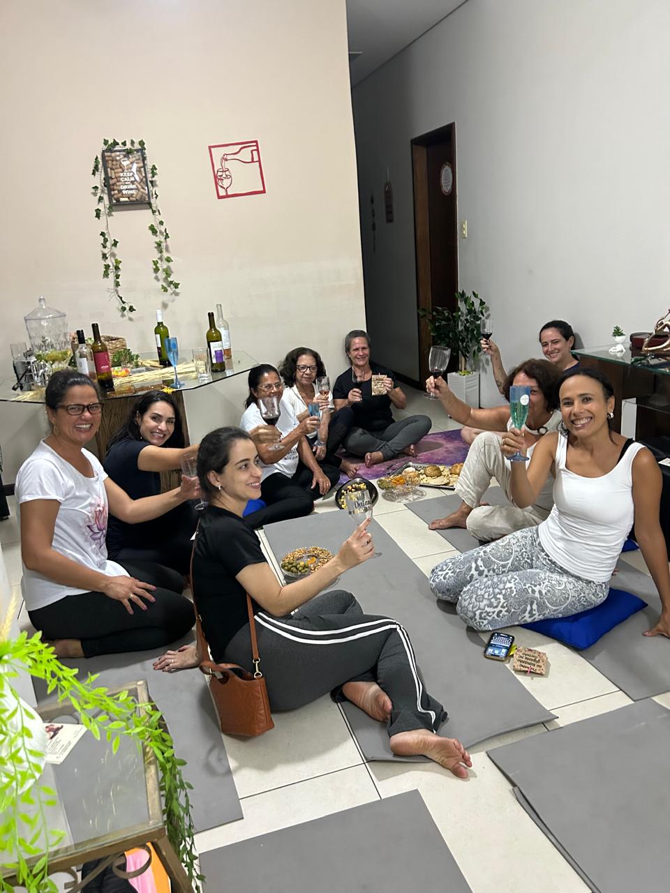 Roda de mulheres celebrando juntas