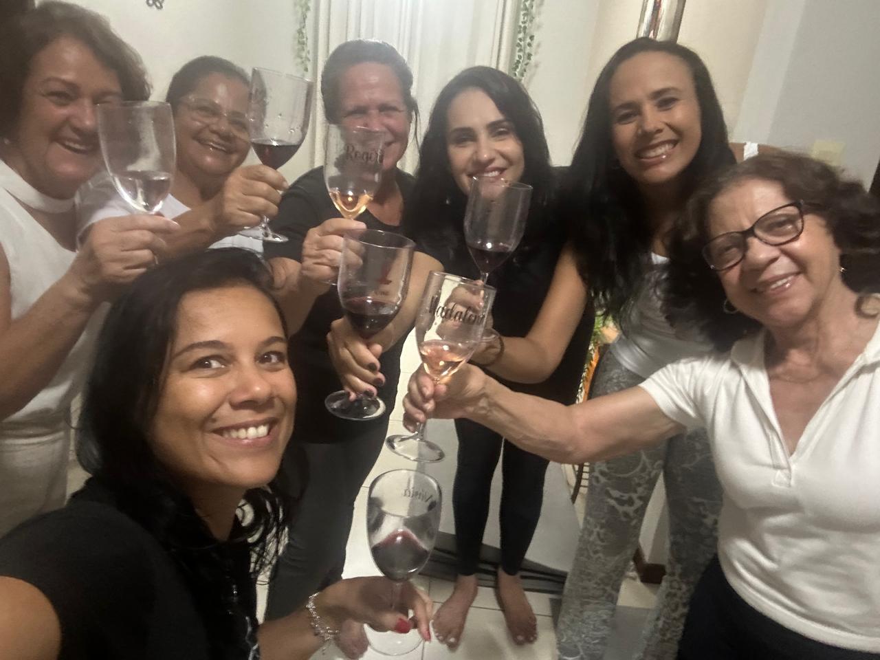 Brinde entre mulheres celebrando a vivência WineYoga