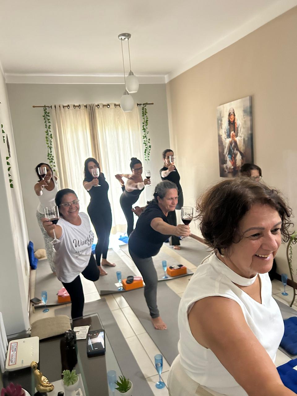 Grupo em pose com taças e sorrisos